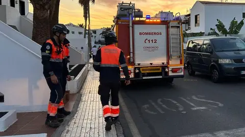 Los bomberos rescatan a un bebé que se había quedado encerrado en un coche.