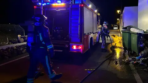 Los bomberos sofocan un incendio en Guinate.