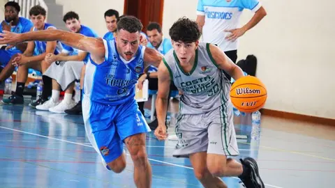 Imagen de una de las jugadas del encuentro.