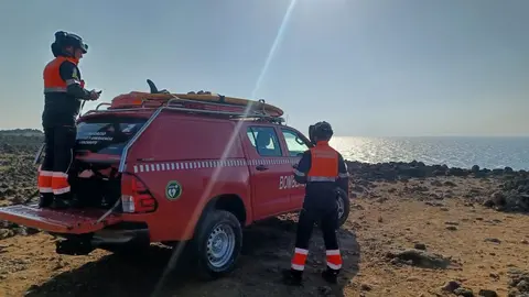 Los bomberos a su llegada a la zona del accidente