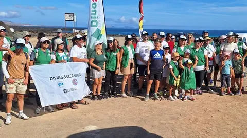 Imagen de los voluntarios que participaron en la limpieza de las playas.
