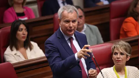 Sebastián Franquis durante su intervención en el Parlamento.