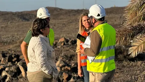 La primera teniente de alcalde interesándose por el proyecto.