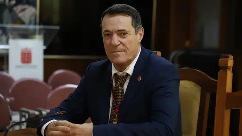 Óscar Pérez en el salón de plenos del Cabildo de Lanzarote.