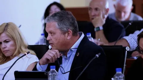 Alfredo Mendoza en un pleno en Arrecife.