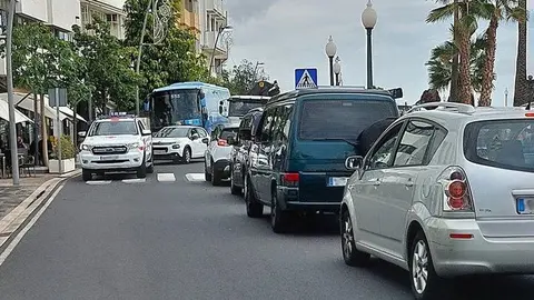 Imagen del tráfico que soporta actualmente la Avenida en los dos sentidos a pesar de que está prohibido
