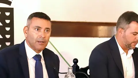 Imagen del presidente y del vicepresidente del Cabildo este jueves en el pleno de La Graciosa.