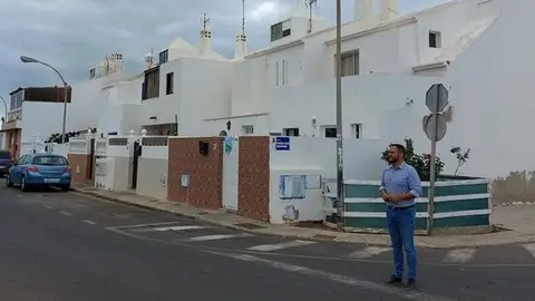 El alcalde de Arrecife, Yonathan de León, visitando el barrio de Tinasoria antes de que se iniciaran las polémicas obras