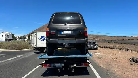Imagen del momento de la retirada de uno de los vehículos implicados en el accidente.