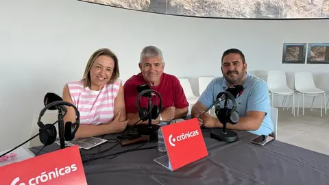 Los presentadores del programa Laura San José y Chalo Frías con el concejal de Festejos, Javier Díaz.