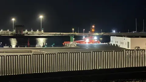 Imagen de la salvamar en Puerto Naos trayendo a Lanzarote a los inmigrantes