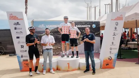 Imagen del podio de los ganadores con el campeón Alberto Contador. 