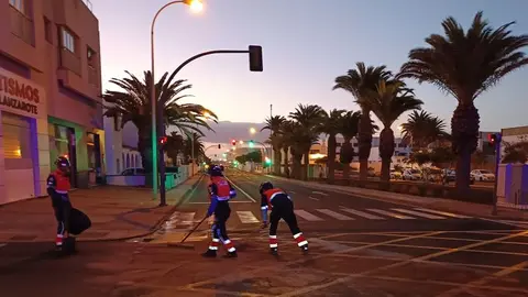 Los bomberos limpiando la zona donde se produjo el accidente