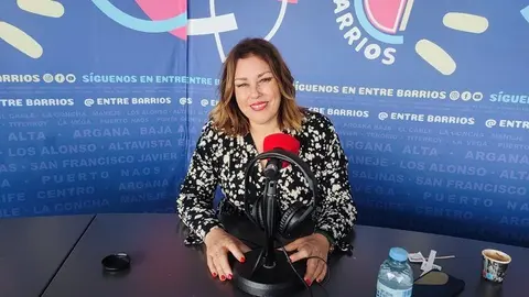 Astrid Pérez en el estudio de Crónicas Radio.