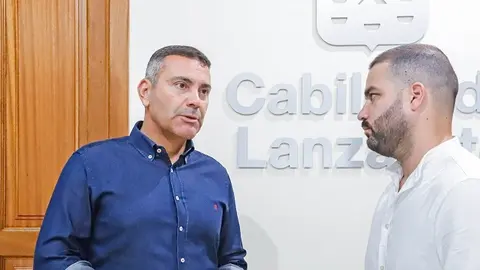 El presidente del Cabildo de Lanzarote, Oswaldo Betancort, junto al consejero de Política Territorial, Jesús Machín Tavio.