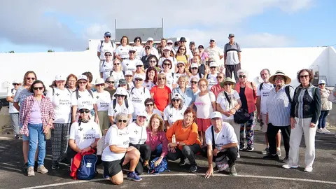 Mayores participantes en la caminata.