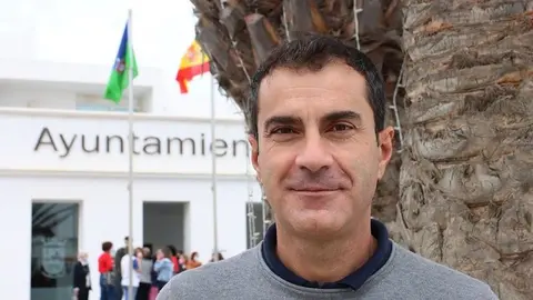 Mame Fernández en la puerta del Ayuntamiento de Tías en una imagen de archivo.