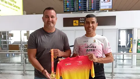 El campeón junto al concejal de Deportes de Yaiza
