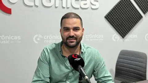 Jesús Machín en el estudio de Crónicas Radio.