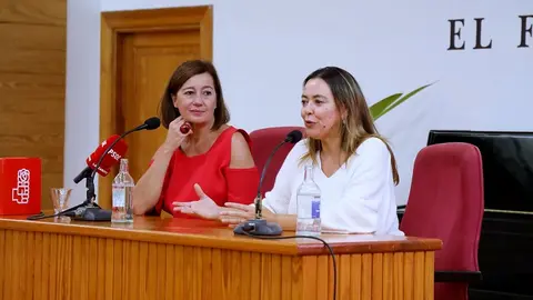 Francin Armengol junto a María Dolores Corujo.