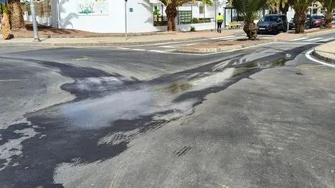 Imagen de la filtración del agua tras una nueva rotura de la tubería.