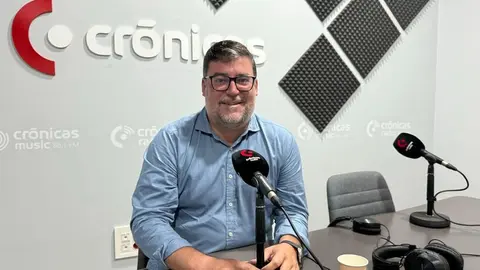 El alcalde de San Bartolomé este martes en el estudio de Crónicas Radio durante su intervención en el programa A buena hora