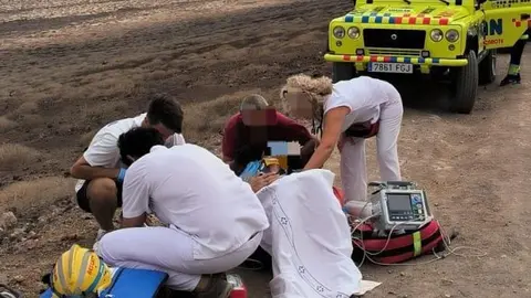 Asistencia de Emerlán a un ciclista en La Graciosa.