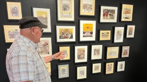 Santiago Alemán explicando su obra.