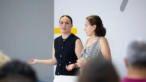 Migdalia Machín junto a la directora general de Dependencia del Gobierno de Canarias, Concepción Ramírez