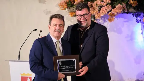 Isidro Pérez junto al homenajeado.