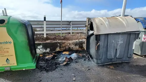 Imagen de cómo quedaron los contenedores tras el incendio