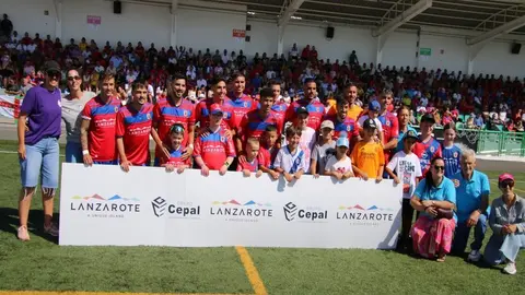 El equipo con sus aficionados en el campo de Tías