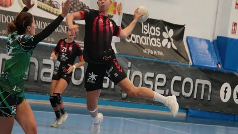 Imagen de archivo de una jugadora del San José Obrero realizando un lanzamiento.