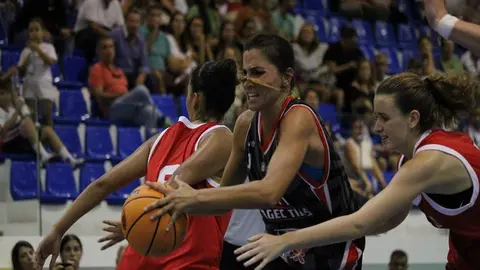 Jugadora del Magec Tías intentando penetrar la defensa del Segle XXI durante el choque realizado en el Pabellón de Tías.