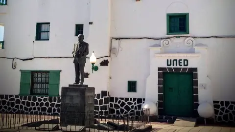 Imagen de la entrada de la UNED en Lanzarote.
