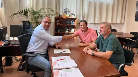 Juan Monzón con la directiva del Unión Sur Yaiza.