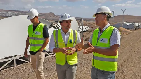 Jacobo Medina y Domingo Cejas en el parque eólico de San Bartolomé.