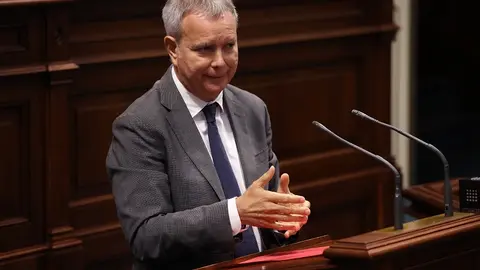 Sebastián Franquis en el Parlamento de Canarias.