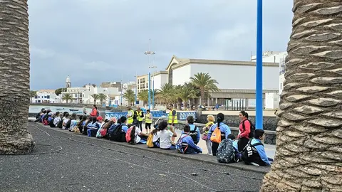 Niños de los centros educativos en el Charco de San Ginés.
