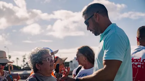 Rosmen Quevedo junto a los mayores de Arrecife.