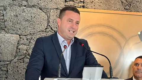 Óscar Noda en un acto oficial con Oswaldo Betancort escuchando atentamente lo que dice. 