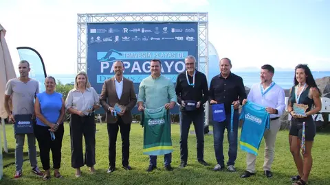 Los organizadores de la travesía con los cargos públicos del Cabildo y del Ayuntamiento de Yaiza.