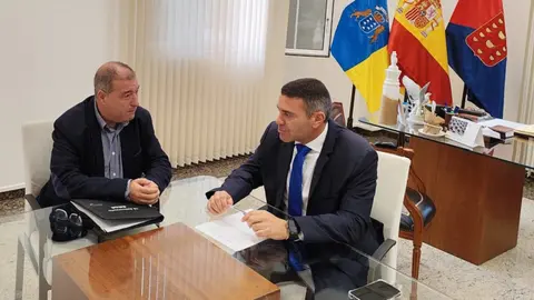 José Cobo en su encuentro con Oswaldo Betancort en el Cabildo de Lanzarote.
