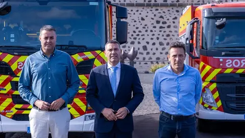 El presidente del Cabildo en el centro con el consejero del Área y el gerente del Consorcio.