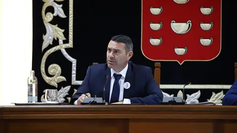 Oswaldo Betancort durante un pleno del Cabildo de Lanzarote.