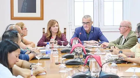 Imagen del encuentro presidido por Marci Acuña y Nieves Lady Barreto en el Cabildo de Lanzarote.
