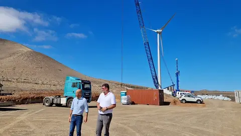 Isidro Pérez y Raúl de León junto a los nuevos aerogeneradores.