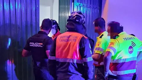Momento del acceso al interior de los bomberos y del personal del SUC