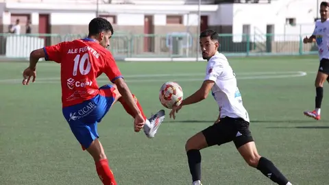 Una de las jugadas del encuntro con Alex Fuentes de protagonista