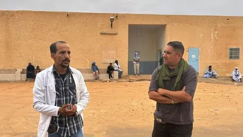 Yoné Caraballo habla con un médico saharaui en Tinduf